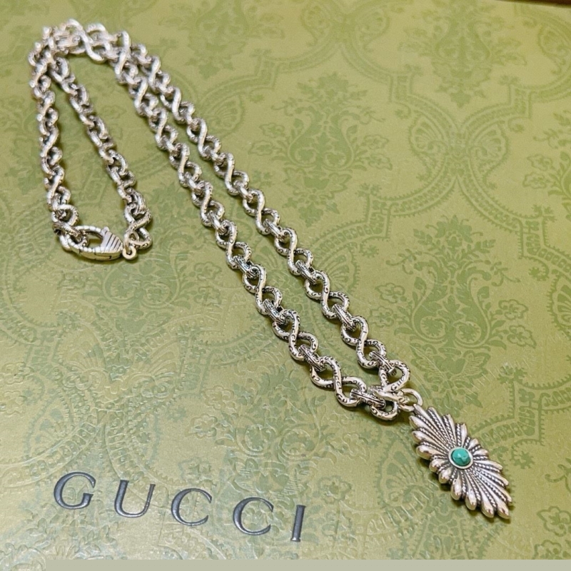 G*u*i necklaces